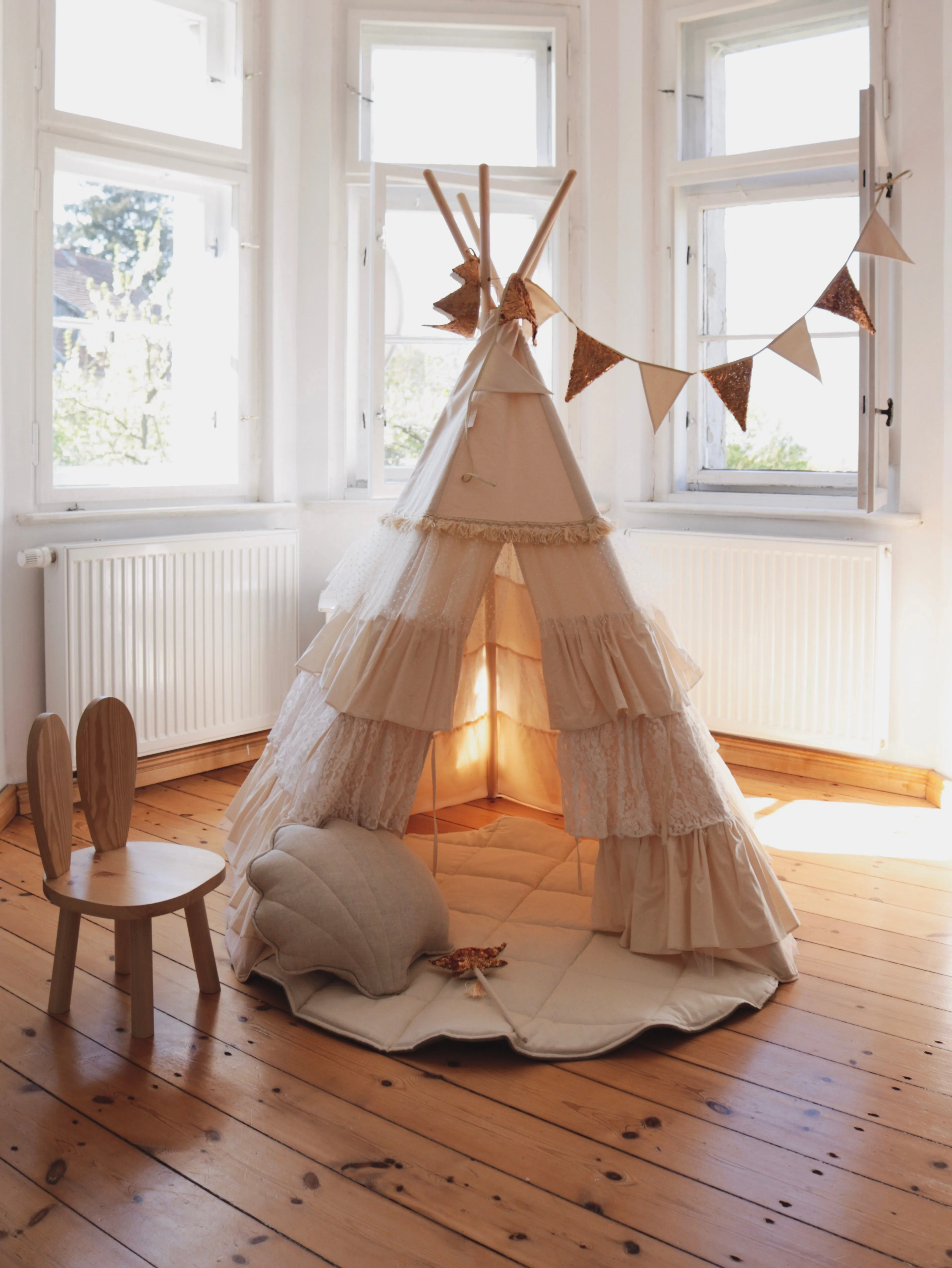 „Shabby Chic“ Tipi mit Rüschen und Leinenblattmatte „Weiß“ – Beige, Weiß