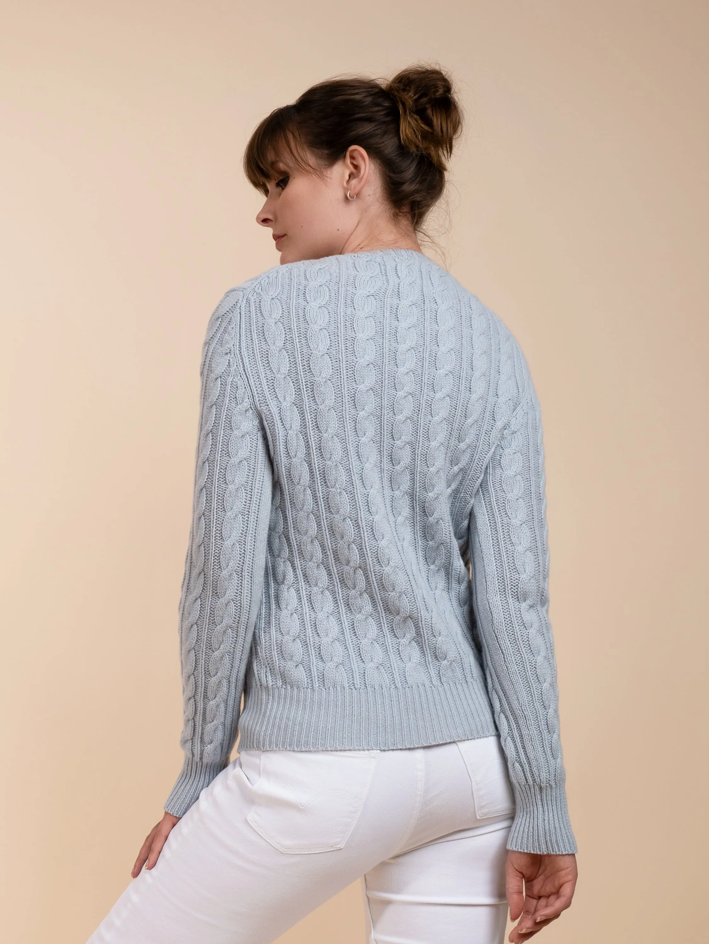 THE CABLEKNIT CREW<br>SOFT BLUE